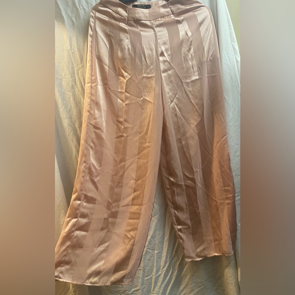Forever21 Wide-Leg Satin Pants Rose Gold/Cream. Size M. Waist has been takn in.